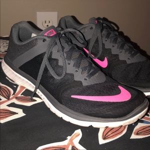 Women’s NIKE Lite Run 3 Size 8!!🖤🖤